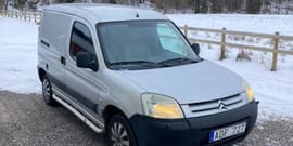 budbil med last i skymning, transport på väg